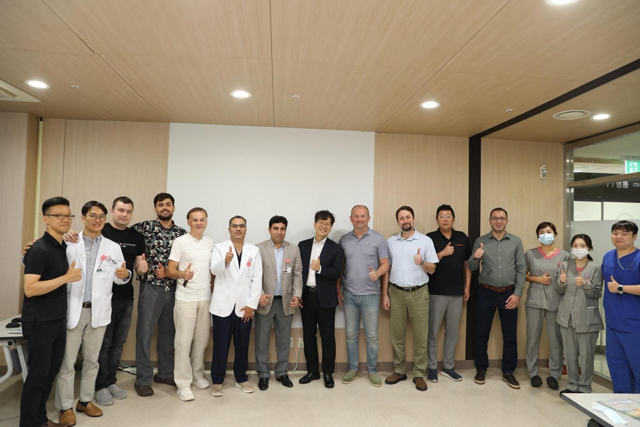 International endoscopic spine surgery training team group photo